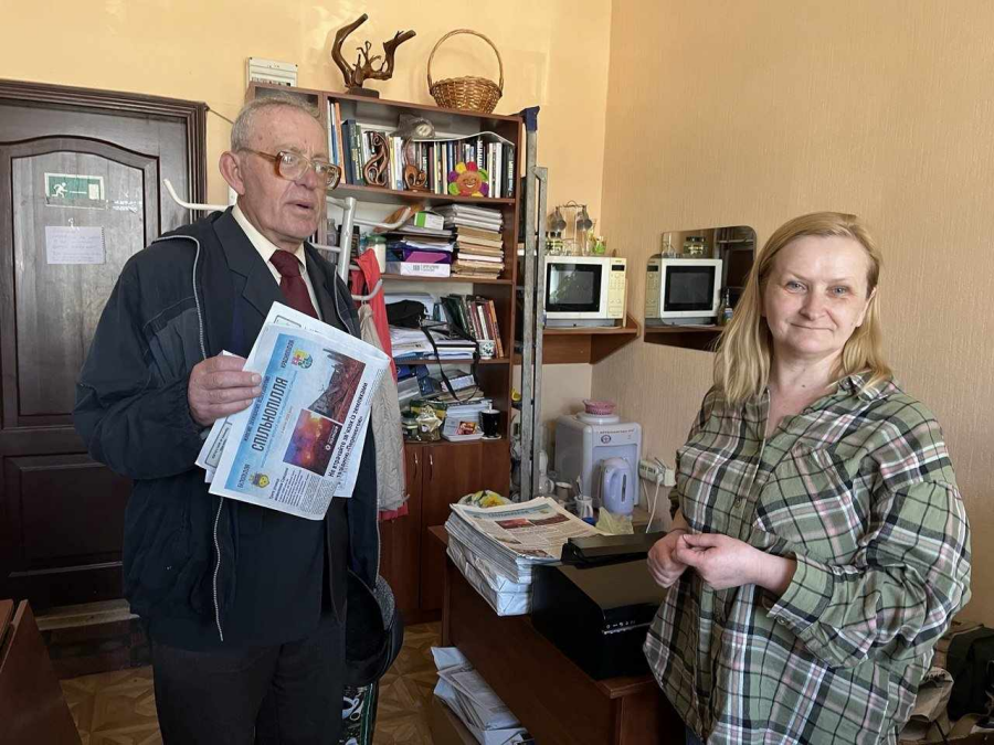 Редактор «Перемоги» Олександр Моцний йде служити в ЗСУ. Колектив не втрачає зв'язку з читачами.